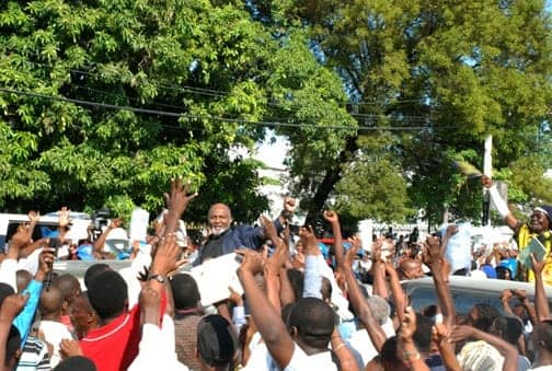 fr-gerard-jean-juste-greets-crowd-after-court-my-bible-and-my-rosary-aremy-guns-112607-by-wadner-pierre-web, Revolutionary Haitian priest Gerard Jean-Juste, presente!, World News & Views 