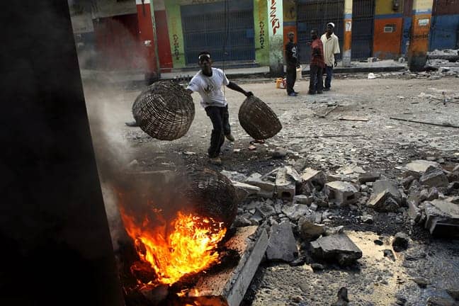 Haiti-earthquake-burning-body-not-picked-up-PAP-011610-by-Carolyn-Cole-LA-Times-web, On the ground in Port au Prince, World News & Views 