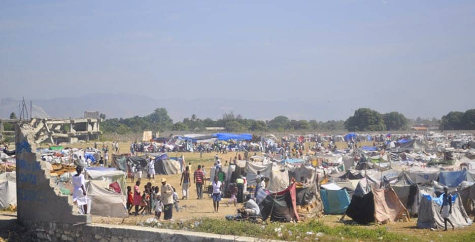 Haiti-earthquake-JRs-Team-HERF-Haitian-members-deliver-water-to-tent-city-Cite-Soleil-0210-by-JR-web, Three Days of Prayer for Haiti, World News & Views 