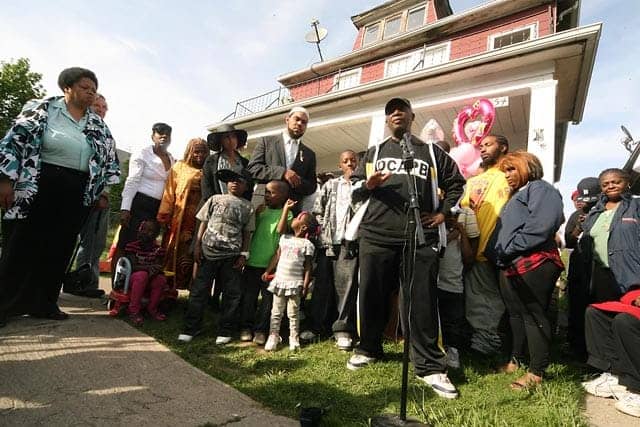 Aiyana-Jones-family-press-conf-outside-home-by-Madalyn-Ruggiero-for-Detroit-News, Three perspectives: Police terror kills 7-year-old girl, News & Views 