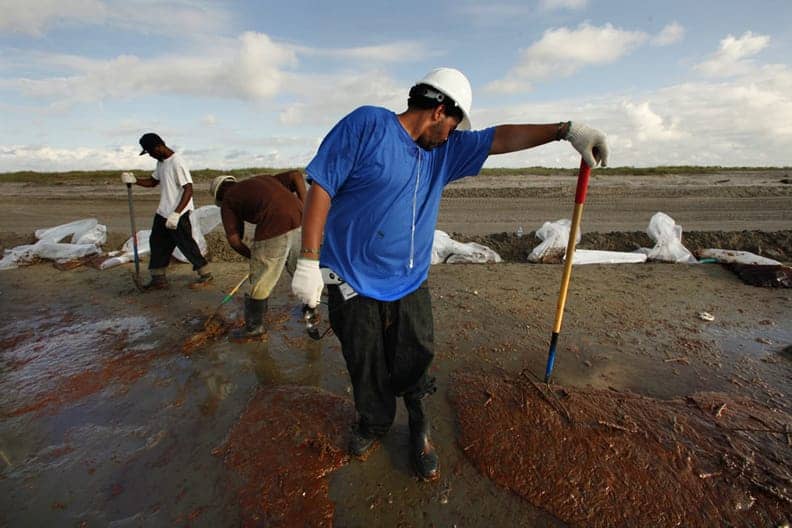 Gulf-oil-spill-Houma-La.-cleanup-workers-052210-by-Carolyn-Cole-LA-Times-web, President kicks deep sea oil drilling to the curb, Black farmer lobbyist wants meeting with BP, News & Views 