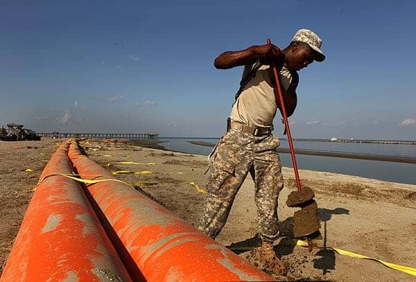 Gulf-oil-spill-beach-cleanup-La.-Natl-Guard-on-Grand-Isle-052710-by-Carolyn-Cole-LA-Times, President kicks deep sea oil drilling to the curb, Black farmer lobbyist wants meeting with BP, News & Views 
