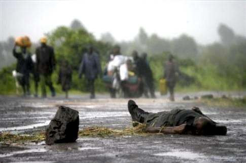congo-displaced-people-return-home-past-zimbabwe-soldier-body-1108, Zimbabwe’s military in Congo: Launching pad of corruption, World News & Views 