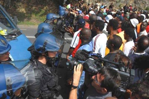 To slow the French police, the people of Guadeloupe are erecting barricades across the roads to block their vehicles. The day after this confrontation in the town of Gosier, one of the strike leaders was killed at a barricade. - Photo: LKP
