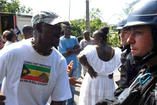This Guadeloupean at the Gosier barricade makes it clear to the gendarmes – police sent from France to put down the general strike – that they are not welcome. - Photo: LKP
