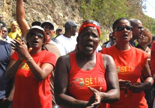 Maintaining a general strike – shutting down everything from stores to schools – for over a month takes extraordinary organizing and unity. In Guadeloupe, everybody pitches in, and many women are on the front lines. - Photo: LKP